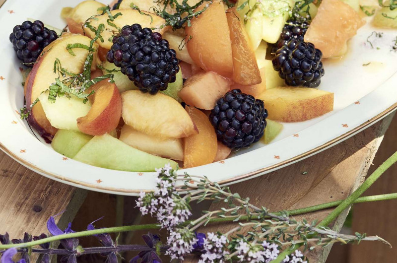 Salade de fruits d’été avec gremolata aux fines herbes