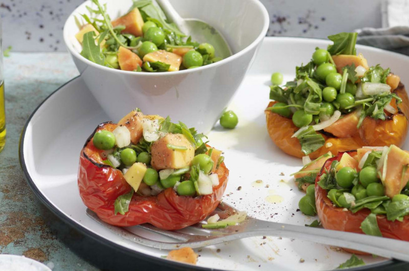 Salade de petits pois et de roquette avec poivron rôti