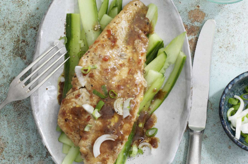 Sandre avec glaçage au miel et aux piments sur lit de concombre