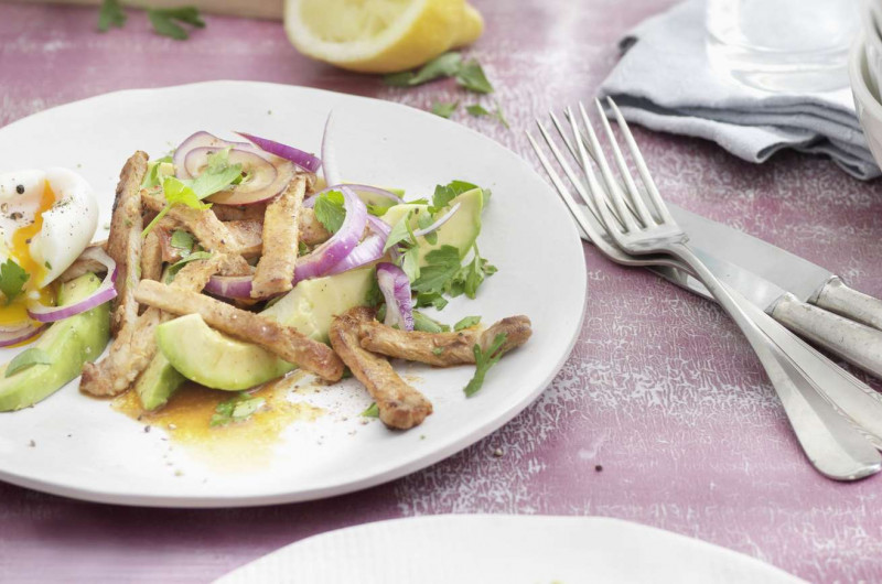 Lanières de porc avec œuf et avocat