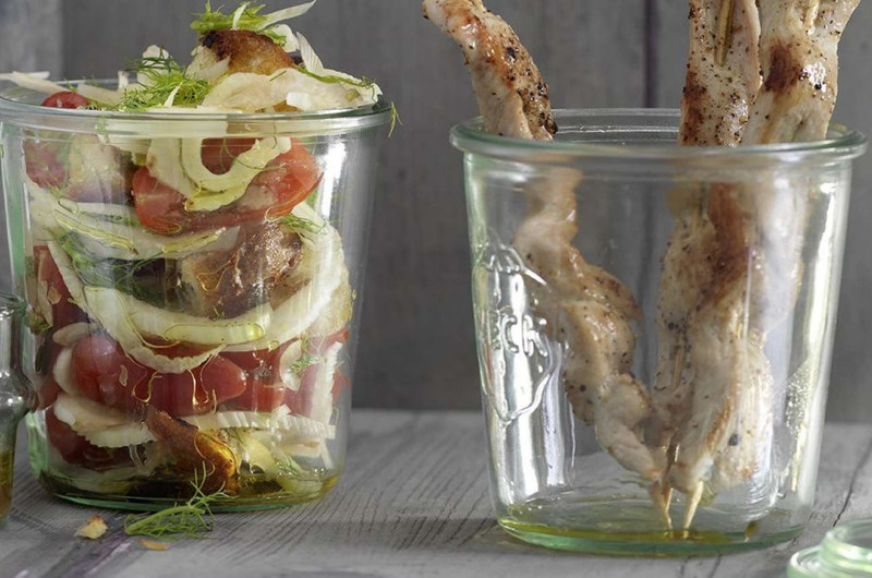 Panzanella au fenouil avec brochettes de dinde