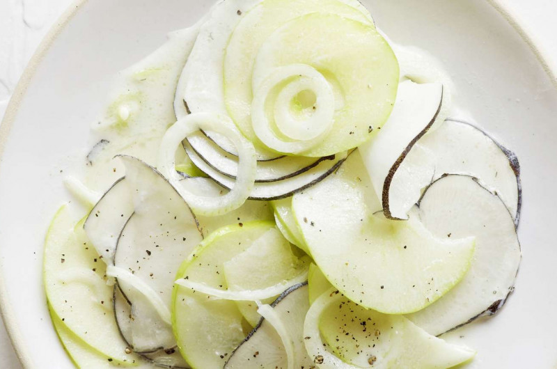 Salade de radis noirs d'hiver avec pomme