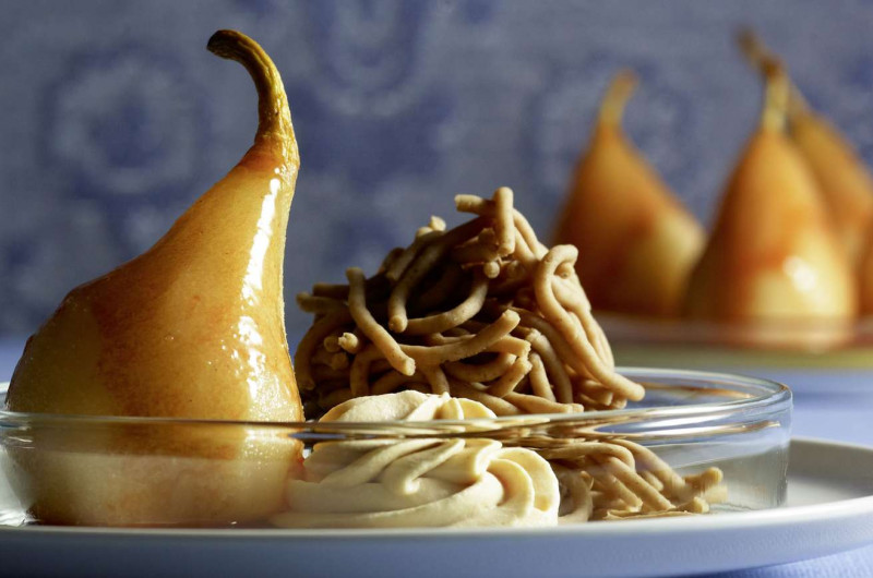 Poire pochée au cynorrhodon avec vermicelles