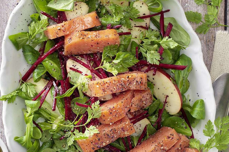 Salade automnale avec sauce au miel de pin et saumon sauvage