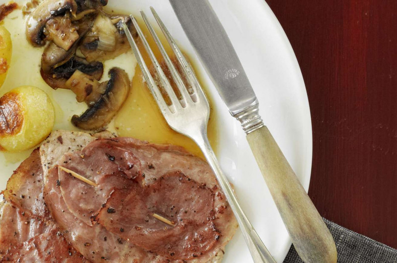 Escalopes de veau avec champignons de Paris et pommes de terre à la crème