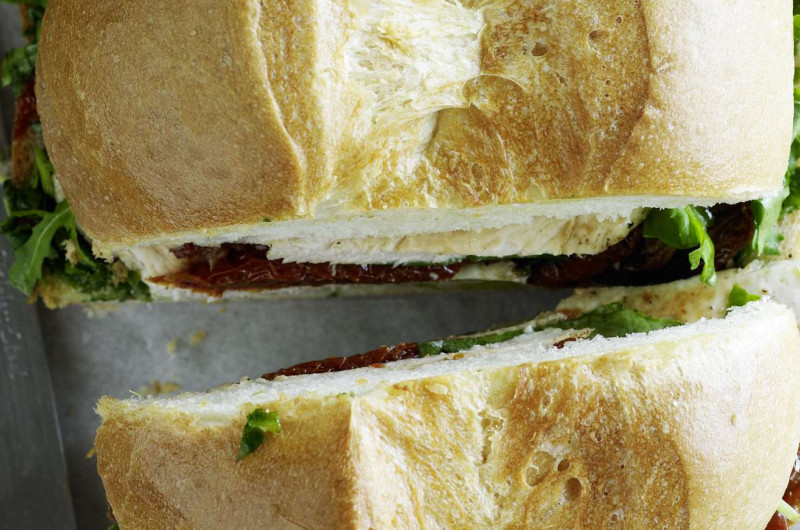Pain tessinois au poulet et à la roquette