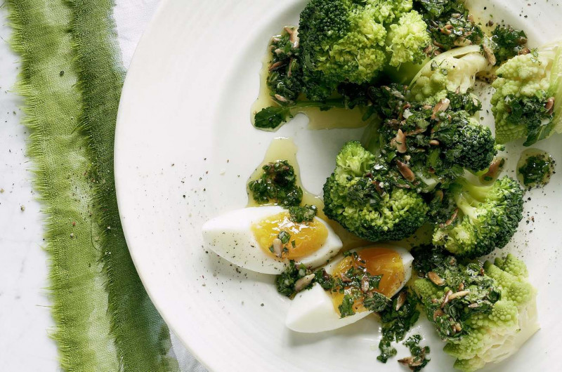 Salade tiède de brocoli et de romanesco avec œuf