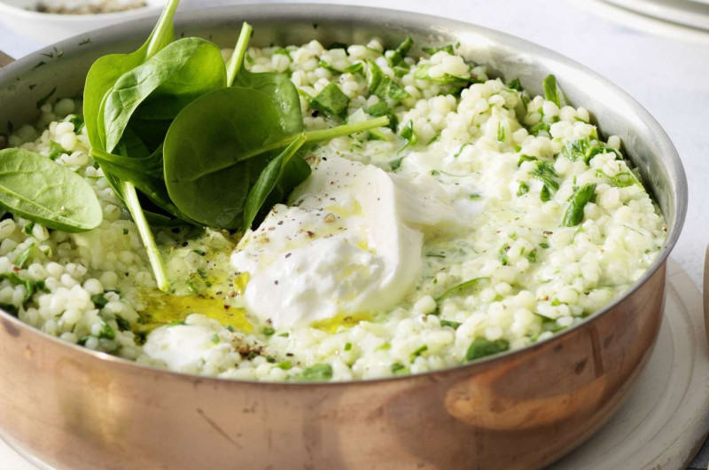 Risotto d’orge aux épinards avec burrata