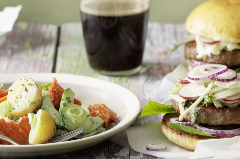 Burger avec salade de fenouil