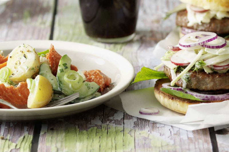 Salade de pommes de terre avec saumon effiloché