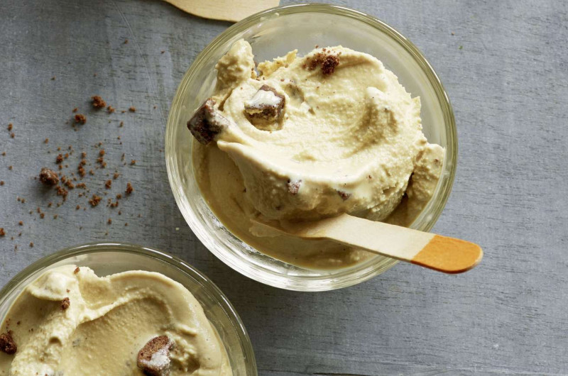 Yogourt glacé au moka avec biscuit au chocolat