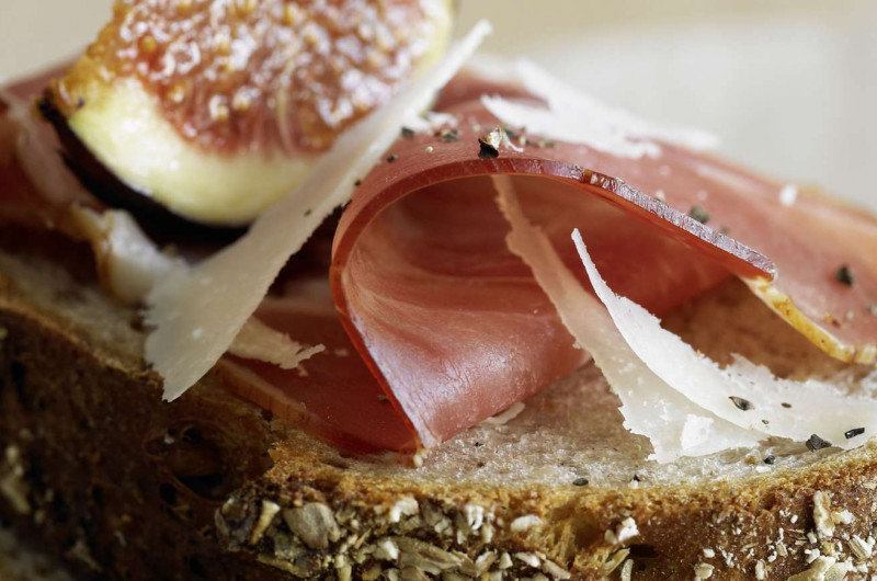 Pain aux pommes de terre et aux noix avec jambon cru et figues