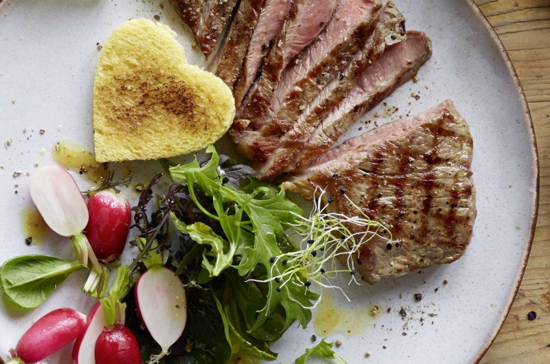 Entrecôte avec toast en forme de cœur