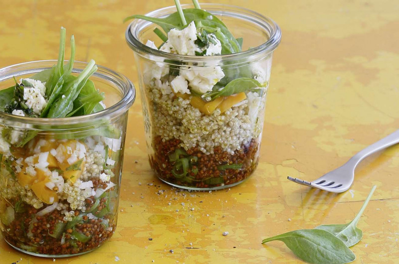 Salade de quinoa avec vinaigrette aux fines herbes et mangue