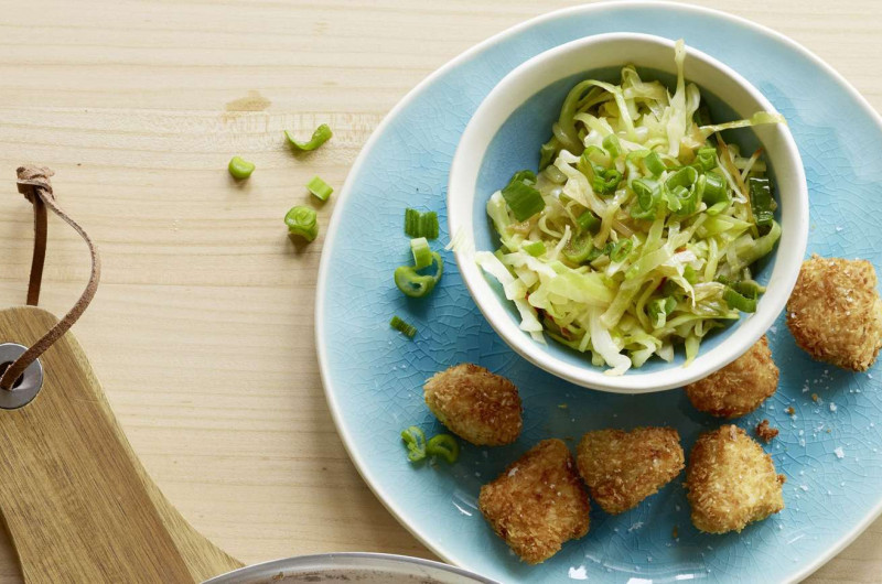 Salade de chou avec dés de poulet croustillants
