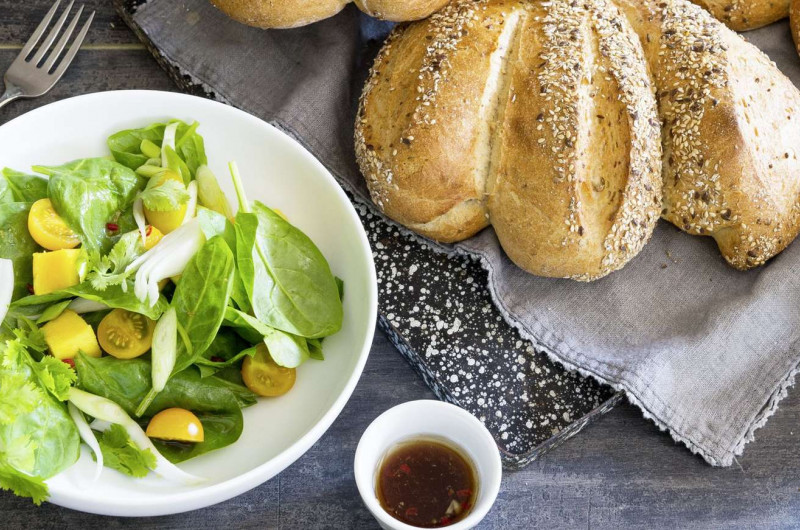Salade d’épinards et de mangue avec sauce asiatique