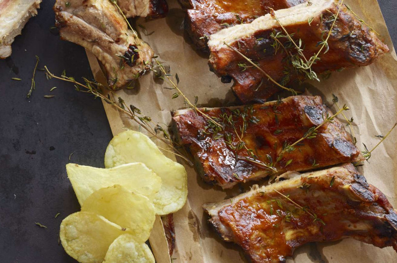 Travers de porc avec marinade à la bière et au curry