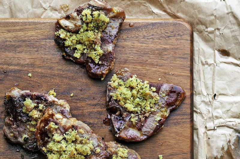 Côtelettes d’agneau avec crumble de mélisse