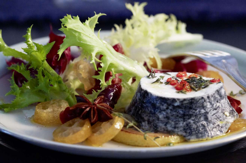 Salade d’hiver au chèvre chaud et aux fruits épicés