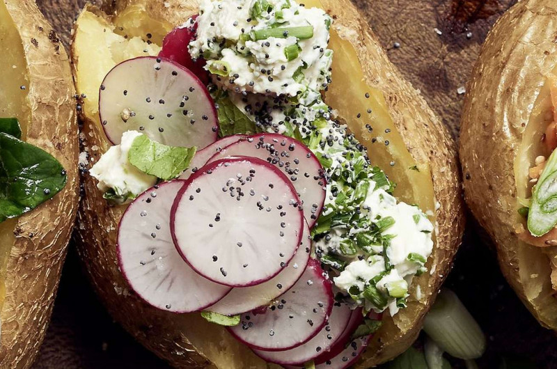 Baked Potatoe avec lard, haricots verts et pesto