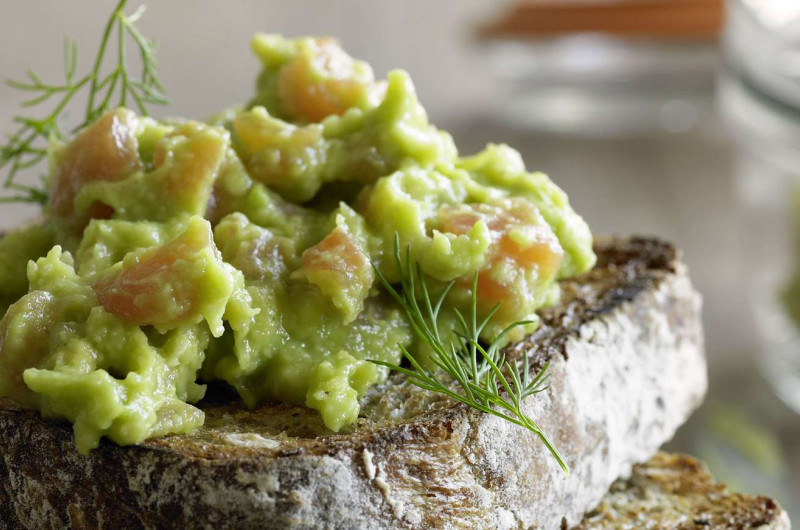 Pain grillé à la crème d’avocat et de saumon
