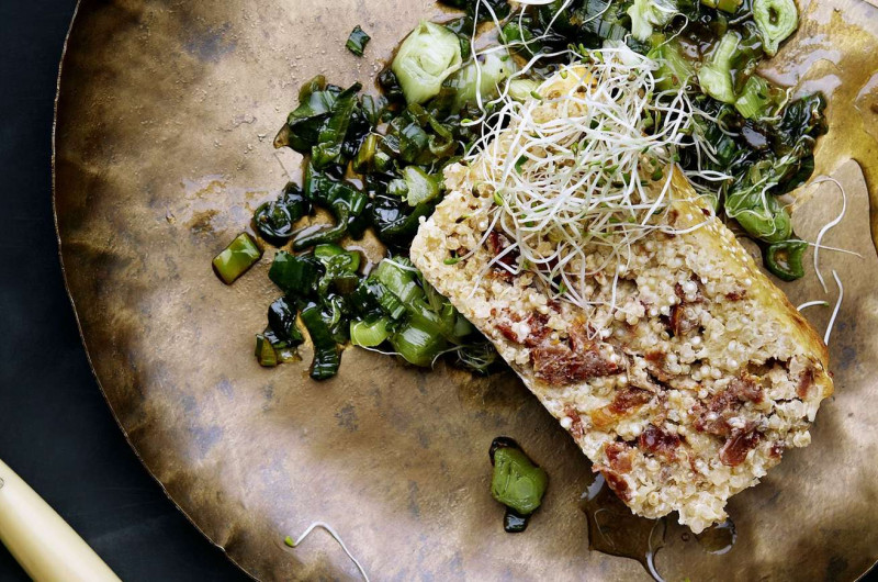 Gratin de quinoa sur un lit d'oignons nouveaux