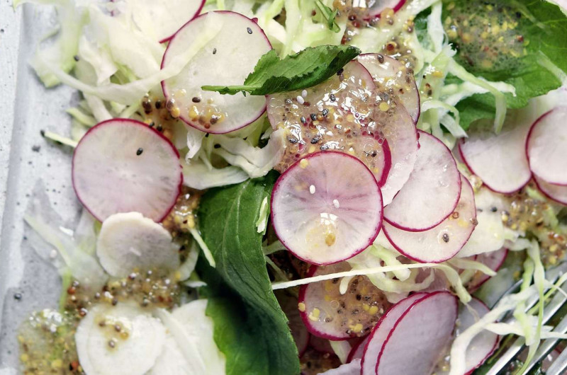Salade de crudités et radis roses