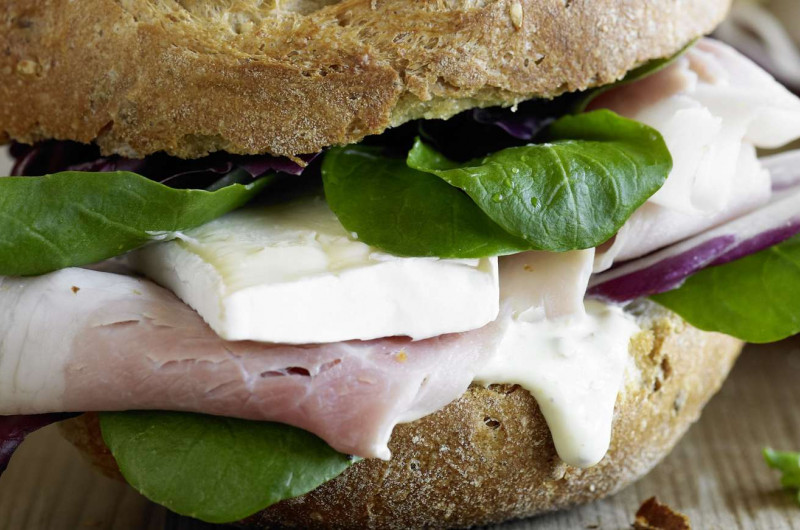 Sandwich au jambon et au camembert