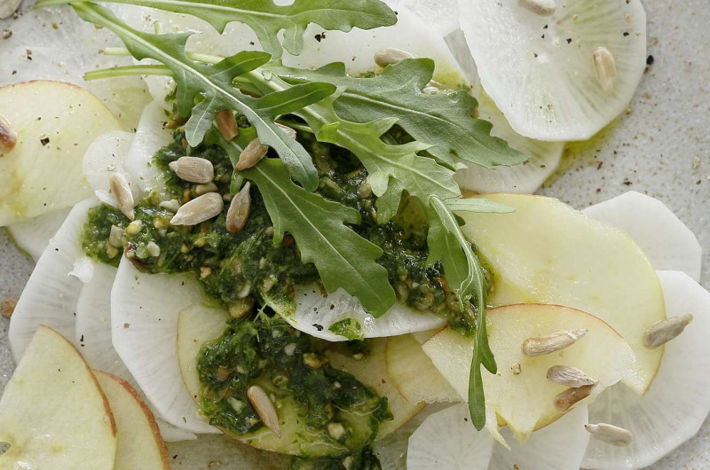 Carpaccio de radis long avec pesto de roquette