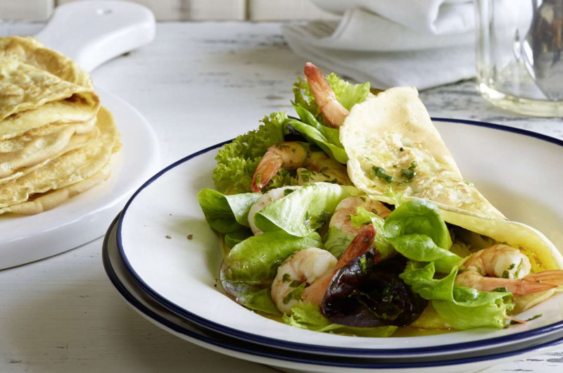 Crêpes au citron avec crevettes et laitue à tondre