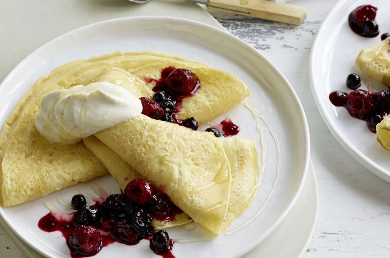 Crêpes au citron avec baies et crème vanille