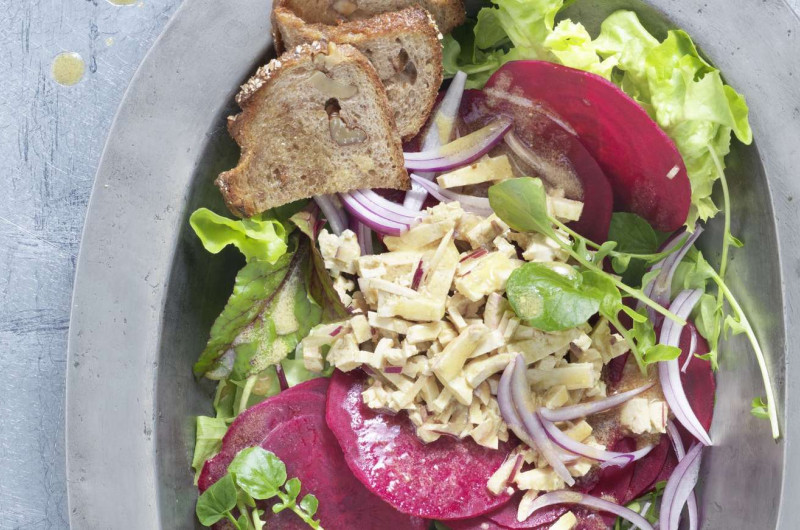 Salade avec betteraves rouges et tartare de tofu