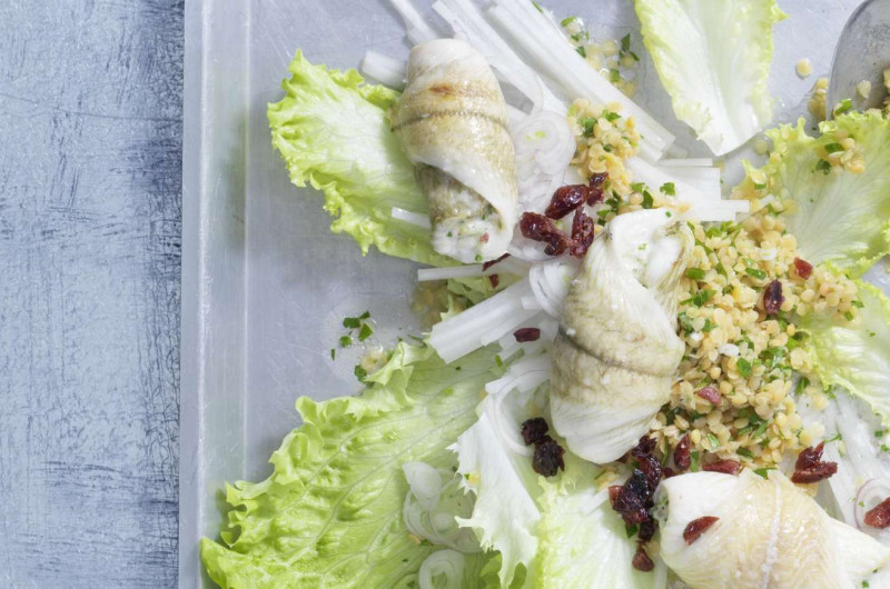 Salade avec lentilles et rouleaux de poisson