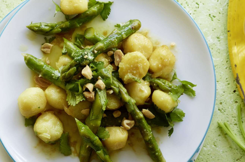Poêlée de gnocchi avec asperges et wasabi