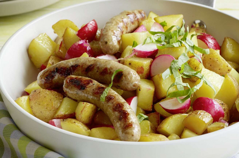 Pommes de terre rissolées avec radis roses et mini-saucisses