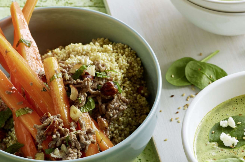 Carottes avec sauce à la viande hachée et aux noisettes sur quinoa