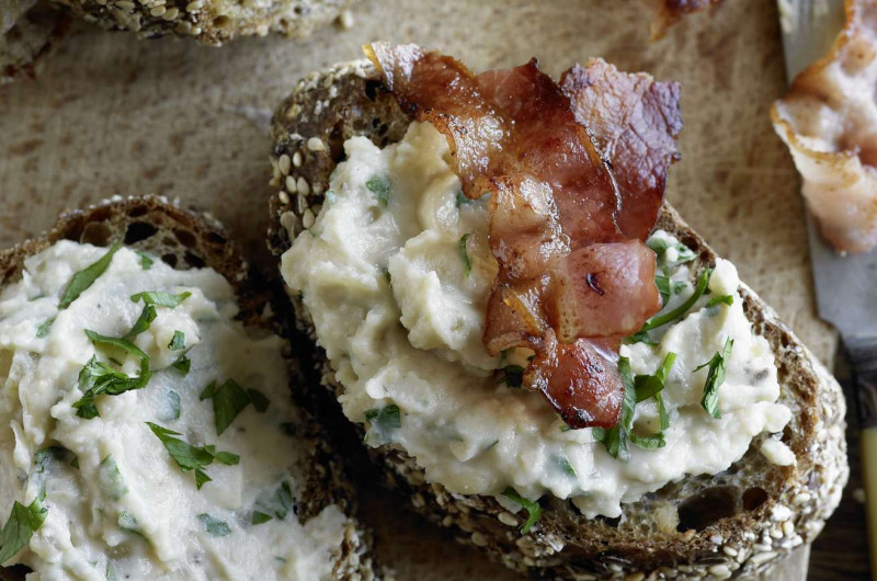 Crostini à la purée de haricots et au lard