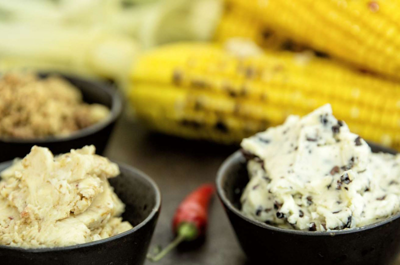 Epis de maïs grillé avec toppings