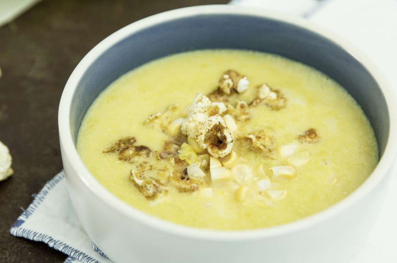 Velouté de maïs avec pop-corn aux épices
