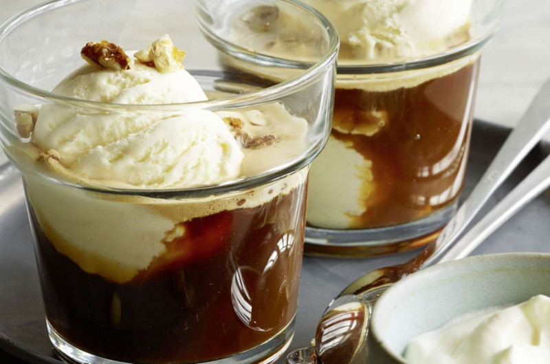 Café avec glace vanille et noix caramélisées