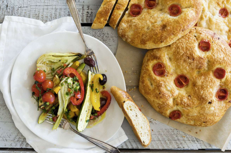 Salade chaude de légumes avec focaccia