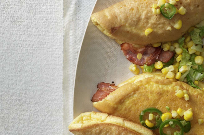 Omelette avec piment, maïs et lard