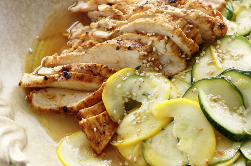 Salade de courgettes et lanières de poulet piquantes
