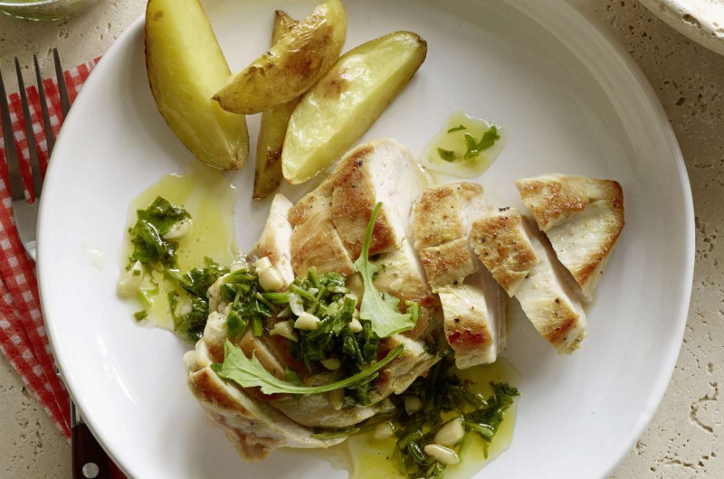 Poitrine de poulet rôtie avec pesto de roquette, pignons et citron vert