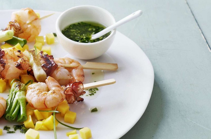 Brochettes de crevettes sur dés de mangue
