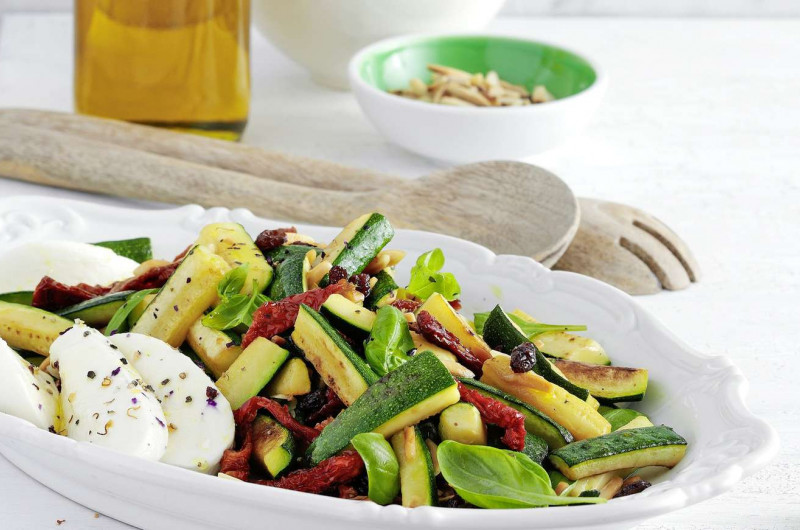 Salade de courgettes avec mozzarella