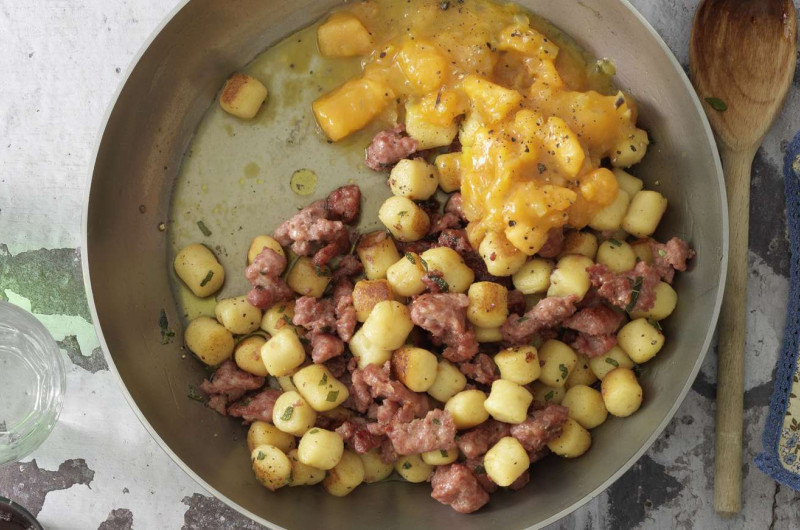 Gnocchi de pommes de terre avec salsiccia et melon