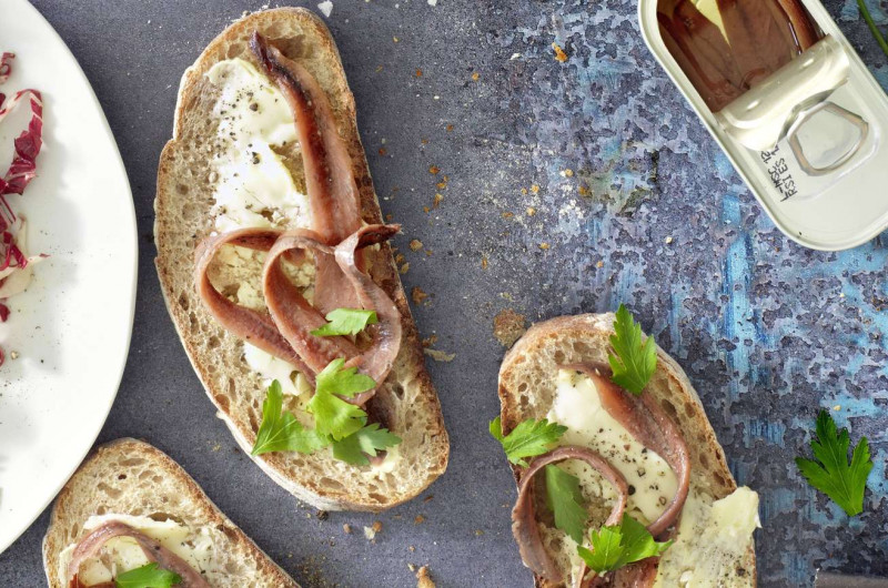 Bruschetta aux anchois avec chicorée rouge