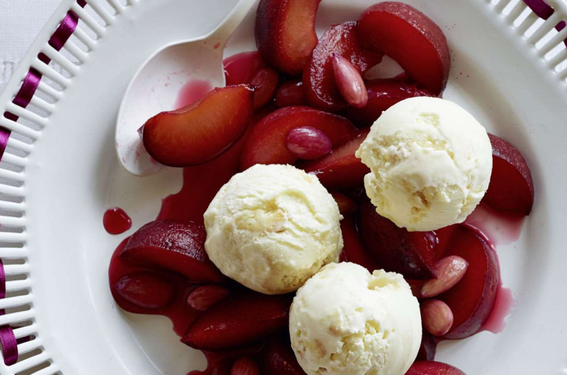 Glace aux amaretti avec pruneaux