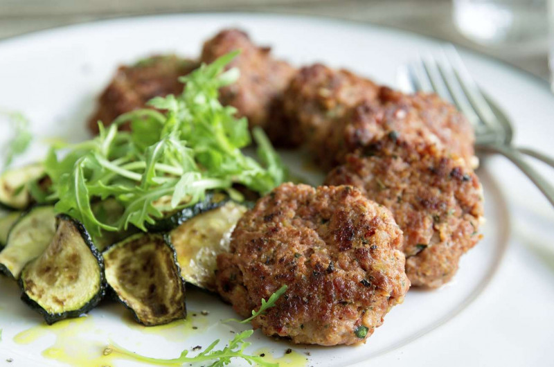 Burger de salsiccia avec courgettes poêlées